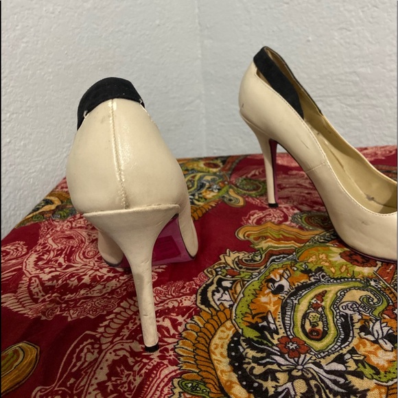 Shoedazzle cream and black pumps - Picture 4 of 4